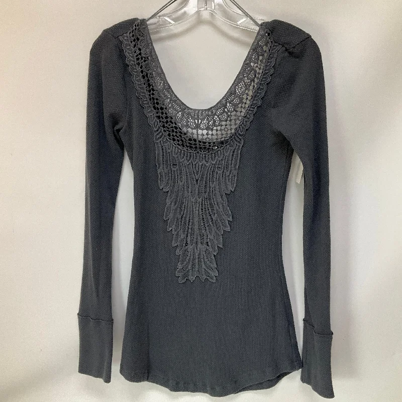 Trendy Shirts Top Long Sleeve By Free People In Grey, Size: M